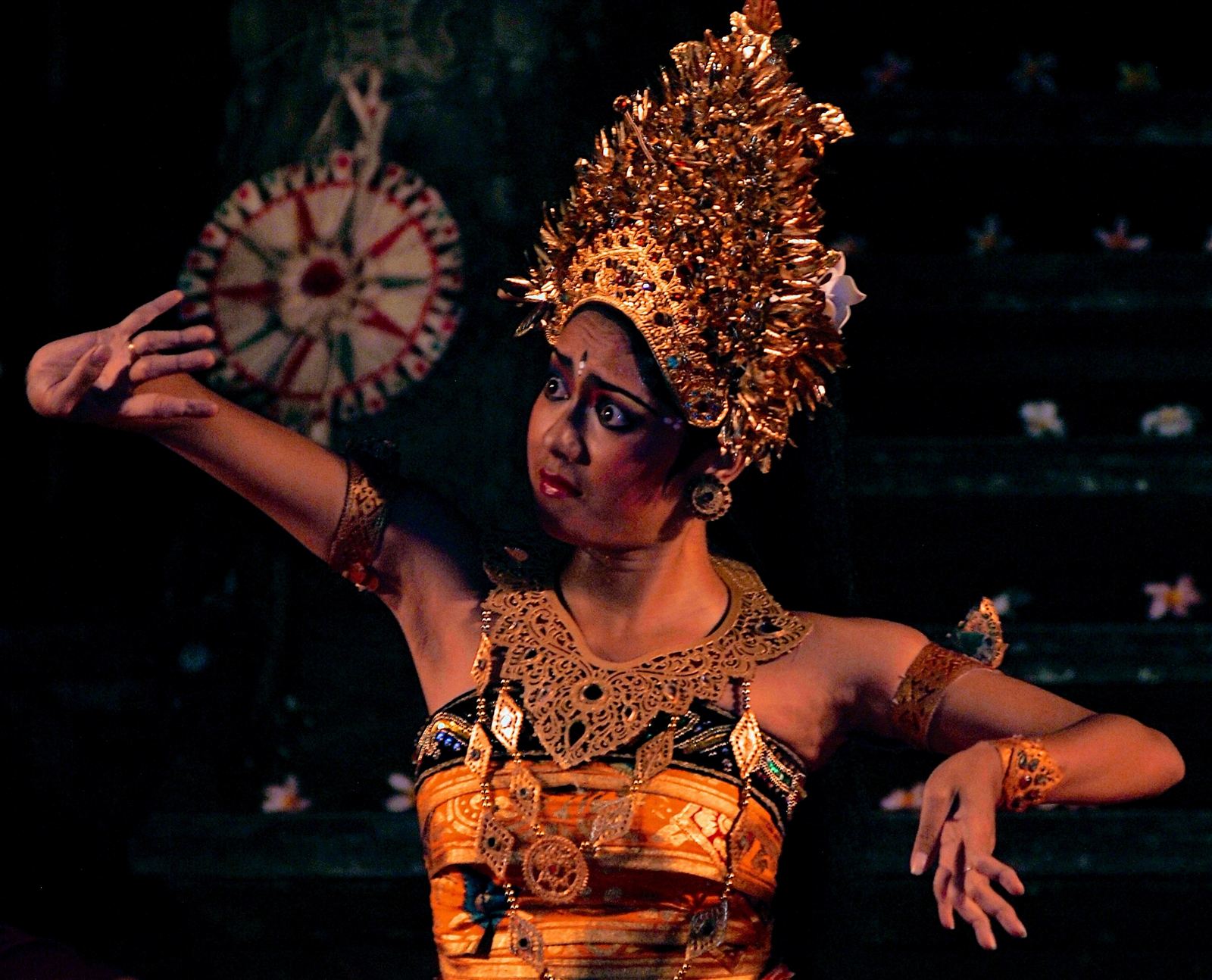 Penari tradisional Indonesia dengan busana dan mahkota emas