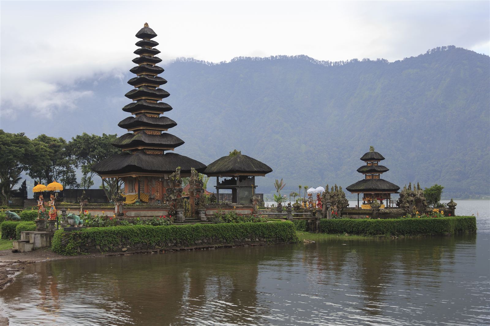 Pura di tepi danau dengan latar pegunungan Bali